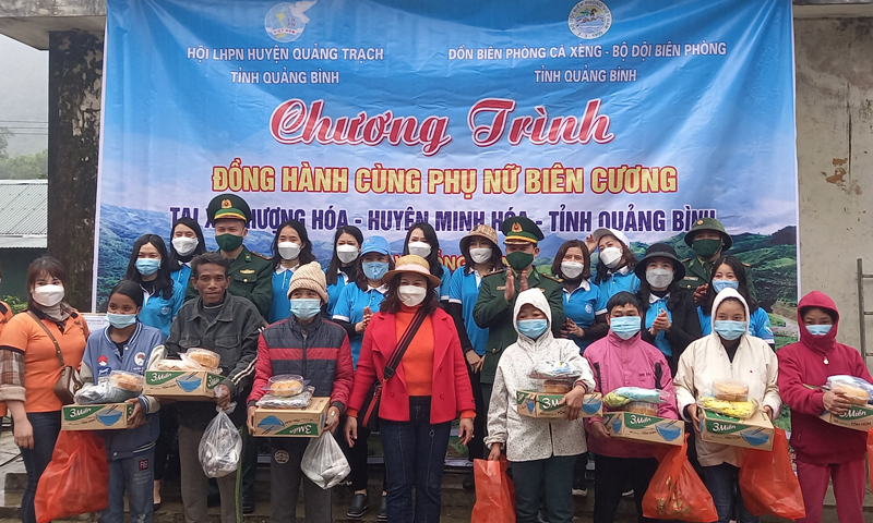 Hội LHPN huyện Quảng Trạch trao quà cho bà con tại bản Mò O Ồ ồ xã Thượng Hóa (Minh Hóa).