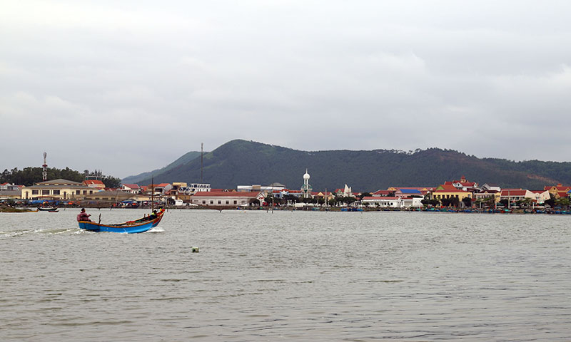  Làng Lý Hòa nhìn từ cửa biển.
