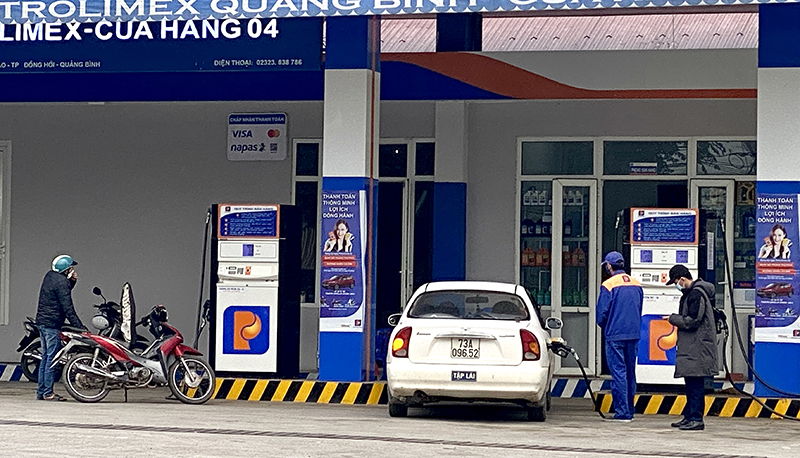 Giá xăng tăng ảnh hưởng trực tiếp đến đời sống người dân.