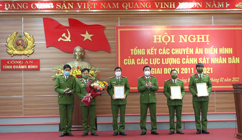 Trao thưởng cho các tập thể có thành tích xuất sắc trong đấu tranh chuyên án thời gian qua.