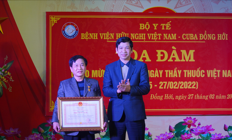 Đồng chí Phó Chủ tịch UBND tỉnh Hồ An Phong thừa ủy quyền trao danh hiệu thầy thuốc Ưu tú cho bác sỹ Hoàng Quốc Tuấn.