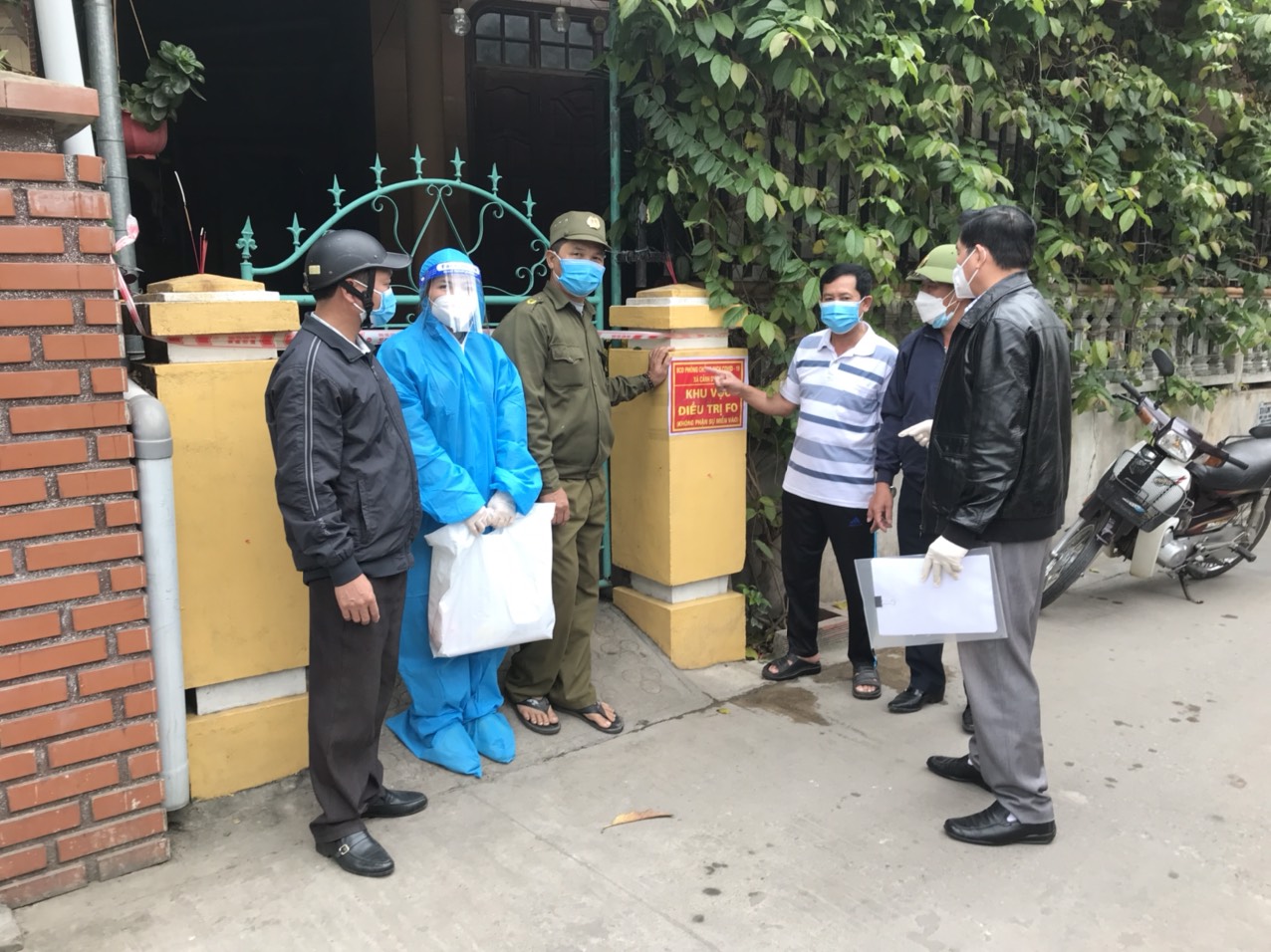 F0 điều trị tại nhà được hưởng chế độ BHXH theo quy định. (Trong ảnh: F0 điều trị tại nhà ở xã Cảnh Dương (Quảng Trạch)