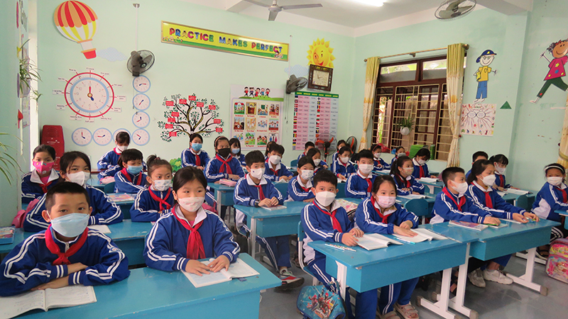 HS Đồng Hới thực hiện nghiêm túc việc đeo khẩu trang khi đến trường