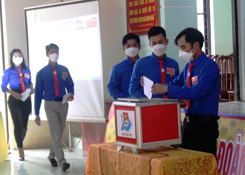 Bỏ phiếu bầu Ban Chấp hành tại đại hội điểm Đoàn xã Liên Thủy.