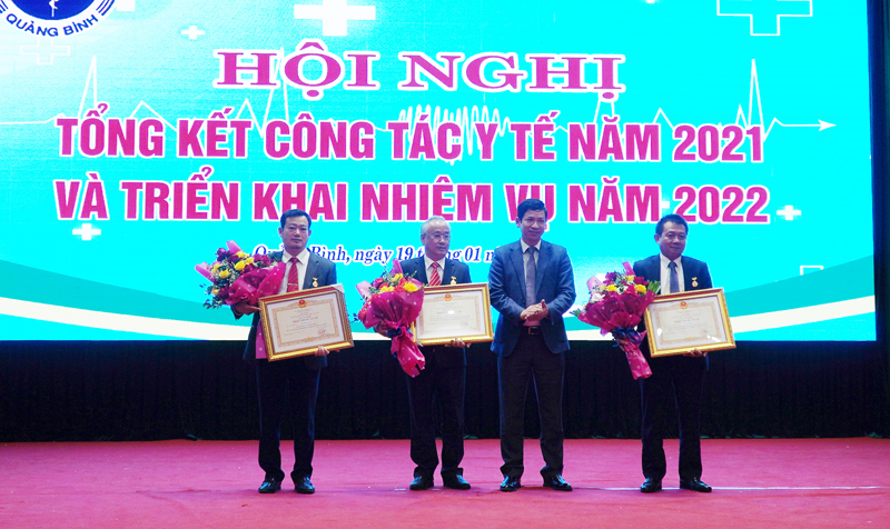 Thừa ủy quyền của Chủ tịch nước, đồng chí Phó Chủ tịch UBND tỉnh Hồ An Phong trao tặng danh hiệu Thầy thuốc Ưu tú cho các bác sỹ Lê Thanh Tuân, Hồ Văn  Tiến và Đỗ Quốc Tiệp vì đã có nhiều cống hiến cho ngành Y tế.