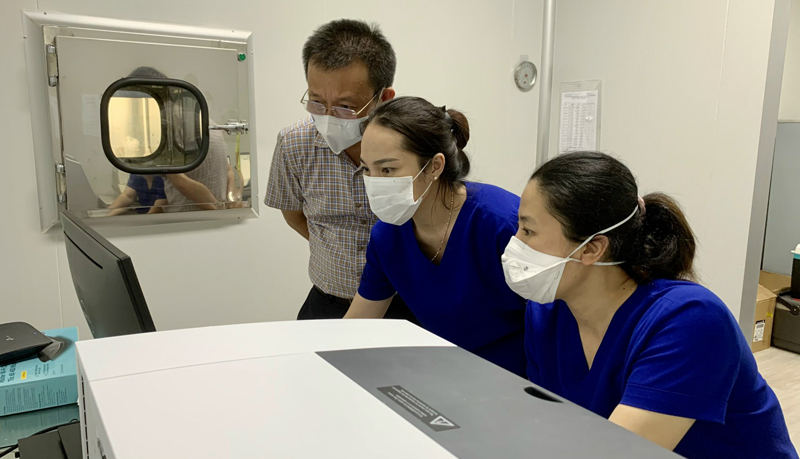 Giai đoạn cao điểm dịch bùng phát, bác sỹ Đỗ Quốc Tiệp nhiều đêm trắng cùng đồng nghiệp xét nghiệm truy tìm SARS-CoV-2.