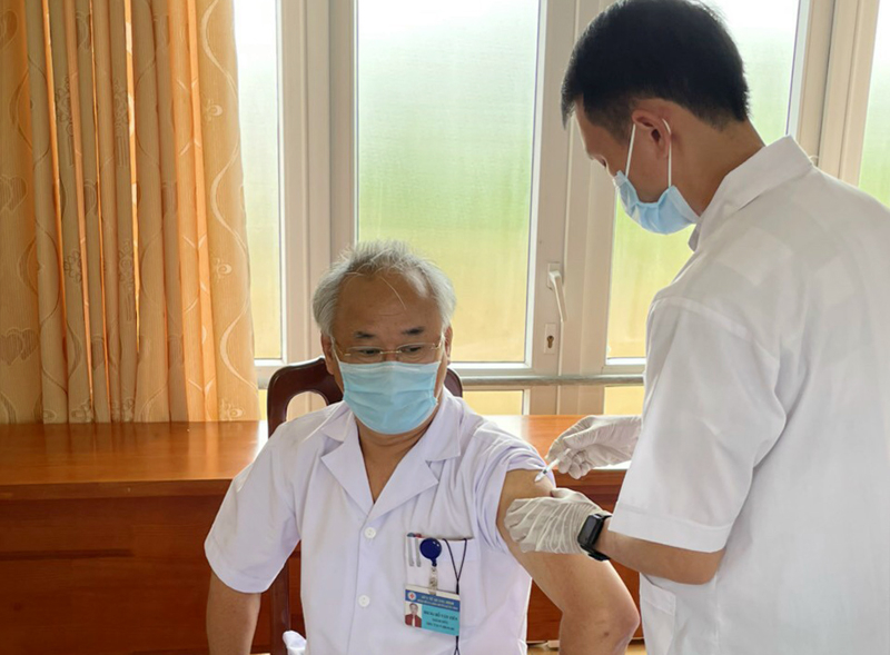 Thầy thuốc Ưu tú Hồ Văn Tiến là một trong những người tiên phong đầu tiên tiêm mũi vắc xin phòng Covid-19 ở địa bàn hyện Quảng Ninh để tạo niềm tin tưởng cho ngườ dân trên địa bàn tự ngyện tham gia tiêm chủng sớm tạo miễn dịch cộng đồng.