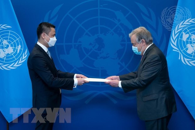  Đại sứ Đặng Hoàng Giang trình Thư ủy nhiệm lên Tổng Thư ký Liên hợp quốc Antonio Guterres. (Ảnh: TTXVN)