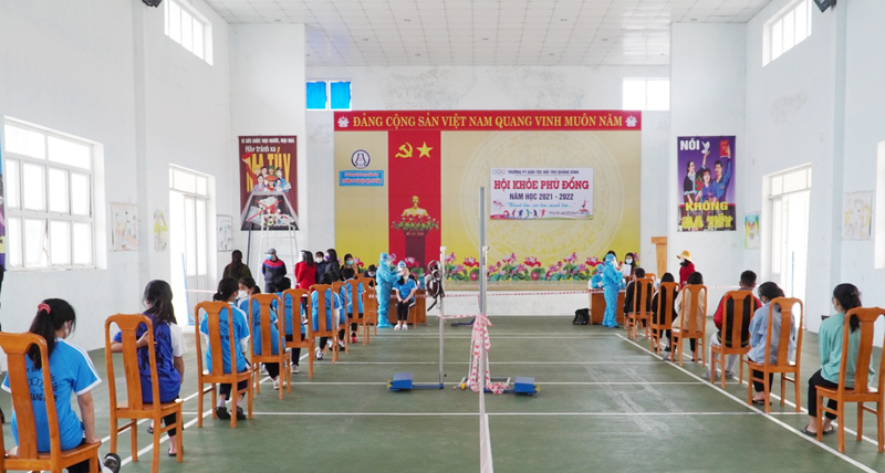 CDC Quảng Bình triển khai test nhanh kháng nguyên toàn bộ giáo viên, nhân viên và học sinh toàn trường. 