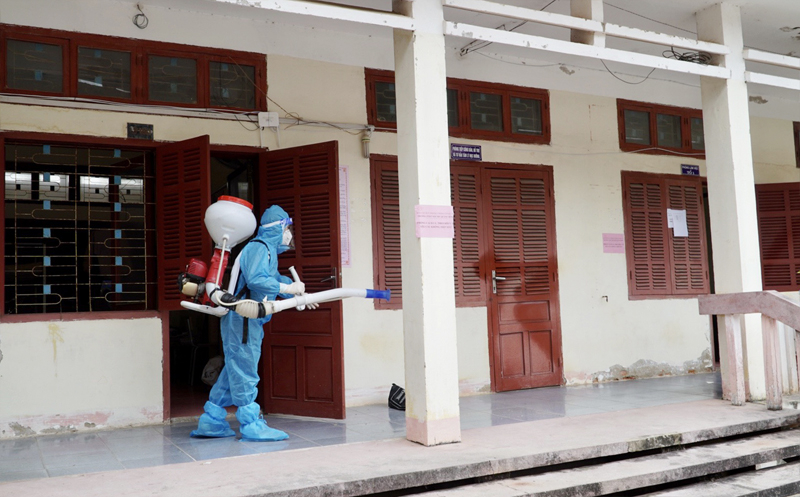 CDC Quảng Bình tiến hành phun hoá chất khử khuẩn, xử lý môi trường tại Trường Phổ thông Dân tộc nội trú tỉnh.