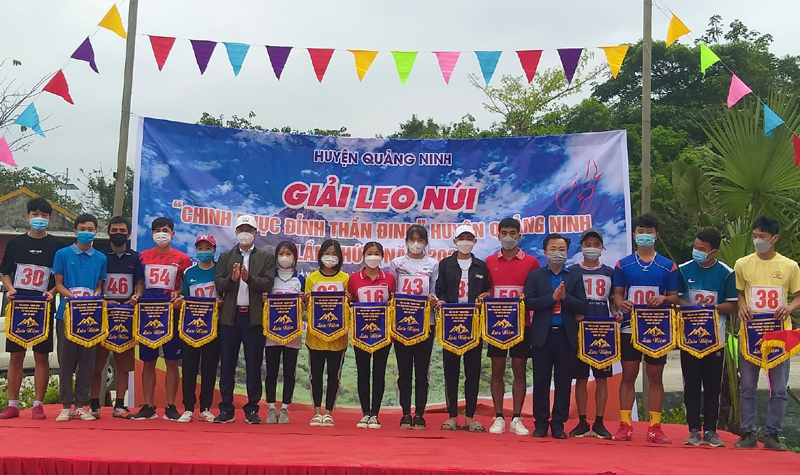 Ban tổ chức trao cờ lưu niệm cho các đội dự giải.