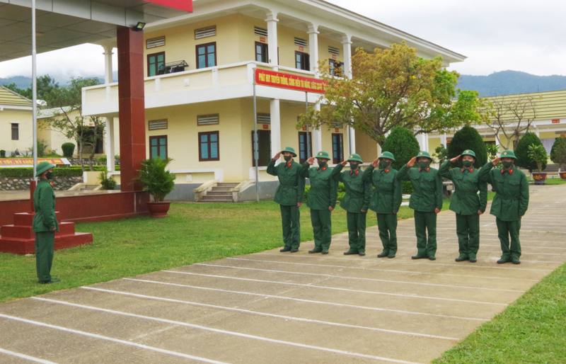 Đại đội chiến sĩ mới thực hành các nội dung huấn luyện điều lệnh đội ngũ.