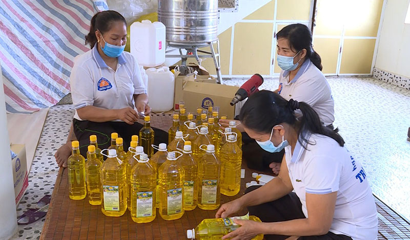 Lao động sản xuất tại HTX Chế biến nông sản Trường Thủy (xã Liên Trường, Quảng Trạch).