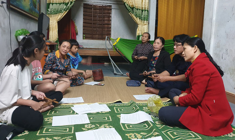 Một buổi sinh hoạt tập hát ca trù của các em học sinh Trường THCS Quảng Phương và CLB ca trù Đông Dương.