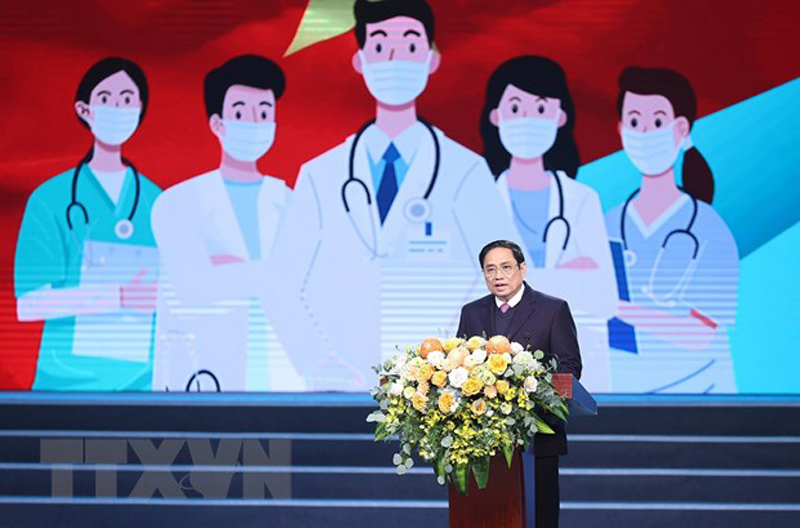 Thủ tướng Phạm Minh Chính phát biểu động viên, tôn vinh lực lượng ngành y tế. (Ảnh: Dương Giang/TTXVN)