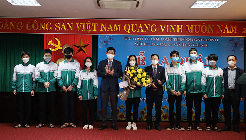 Đồng chí Phó Chủ tịch UBND tỉnh và lãnh đạo Sở Giáo dục và Đào tạo tặng hoa, quà động viên các đội tuyển.