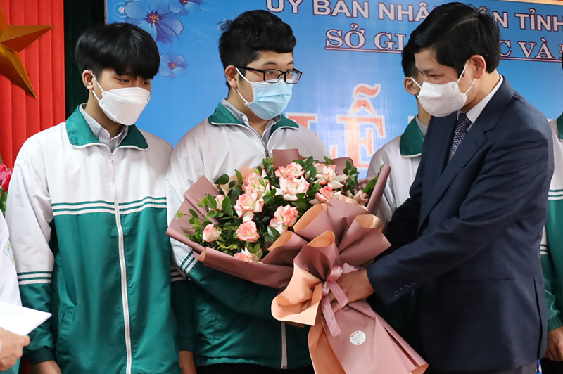 Đồng chí Phó Chủ tịch UBND tỉnh mong muốn, các em sẽ tham gia kỳ thi với tinh thần thoải mái nhất, tự tin nhất.