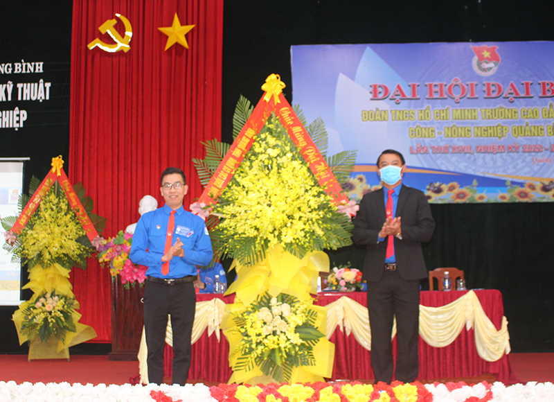  Đại diện BTV Đoàn khối CCQ tỉnh tặng hoa chúc mừng đại hội.