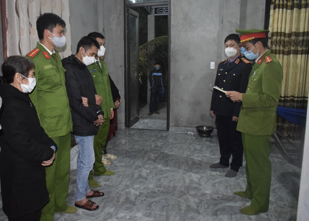 Tống đạt quyết định khởi tố bị can, lện bắt tạm giam đối tượng Trương Hùng Sơn.