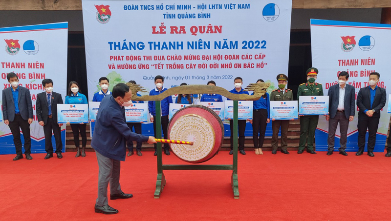  Đồng chí Phó Bí thư Thường trực Tỉnh ủy Trần Hải Châu đánh trống phát lệnh ra quân Tháng Thanh niên năm 2022