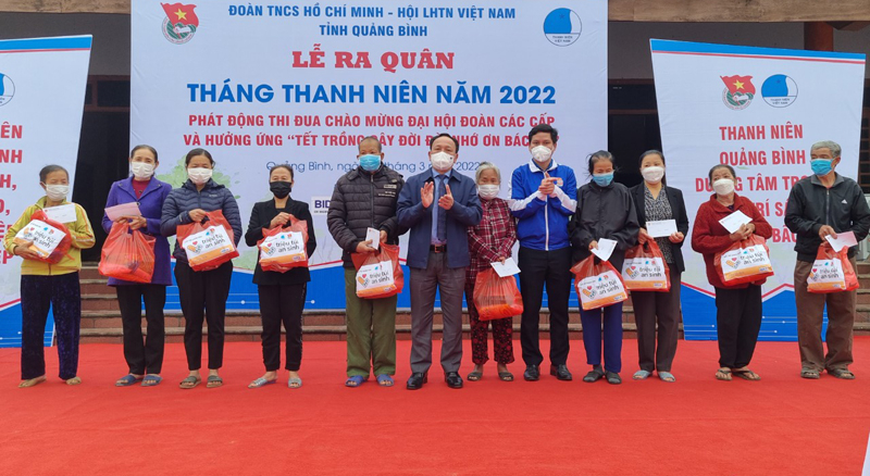 Đại diện lãnh đạo tỉnh trao quà cho gia đình chính sách, gia đình có hoàn cảnh khó khăn