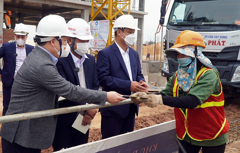 Đồng chí Bí thư Tỉnh ủy Vũ Đại Thắng động viên công nhân, người lao động thi công các dự án tại địa bàn TP. Đồng Hới