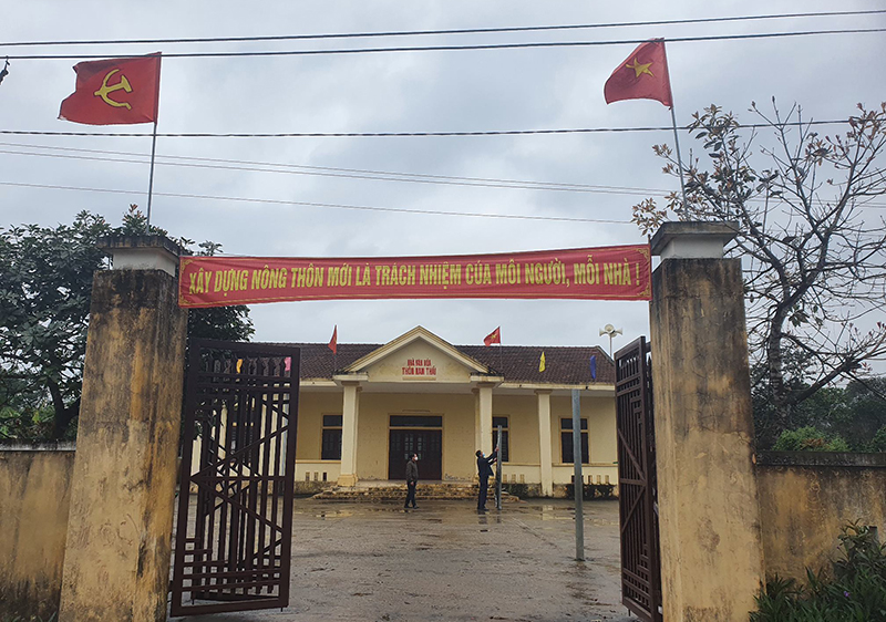 Đường dây điện trần băng qua sân nhà văn hóa thôn Nam Thái, xã Thái Thủy.