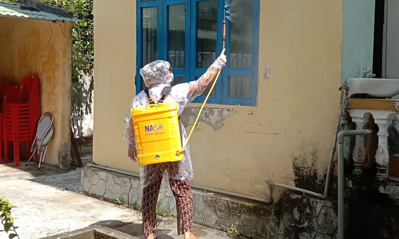 Xã Thanh Trạch (Bố Trạch) chú trọng phun tiêu độc khử trùng phòng, chống dịch Covid-19.