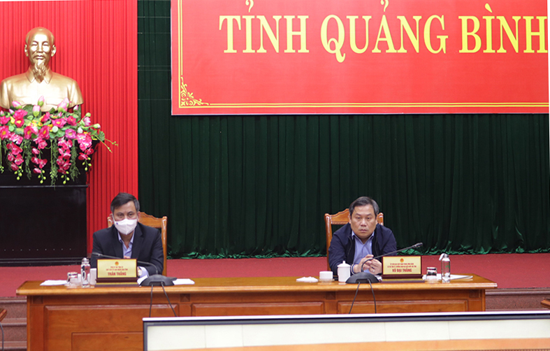 Các đồng chí: Vũ Đại Thắng Ủy viên Trung ương Đảng, Bí thư Tỉnh ủy, Trưởng đoàn ĐBQH tỉnh; Trần Thắng, Phó Bí thư Tỉnh ủy, Chủ tịch UBND tỉnh dự và chủ trì hội nghị tại điểm cầu trực tuyến Quảng Bình.