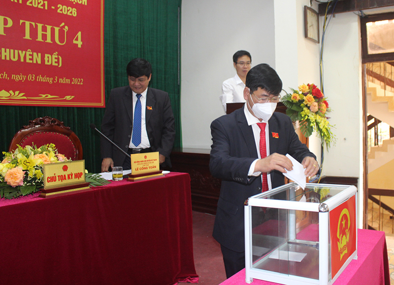  Các đại biểu HĐND huyện bỏ phiếu bầu chức danh Phó Chủ tịch UBND huyện.