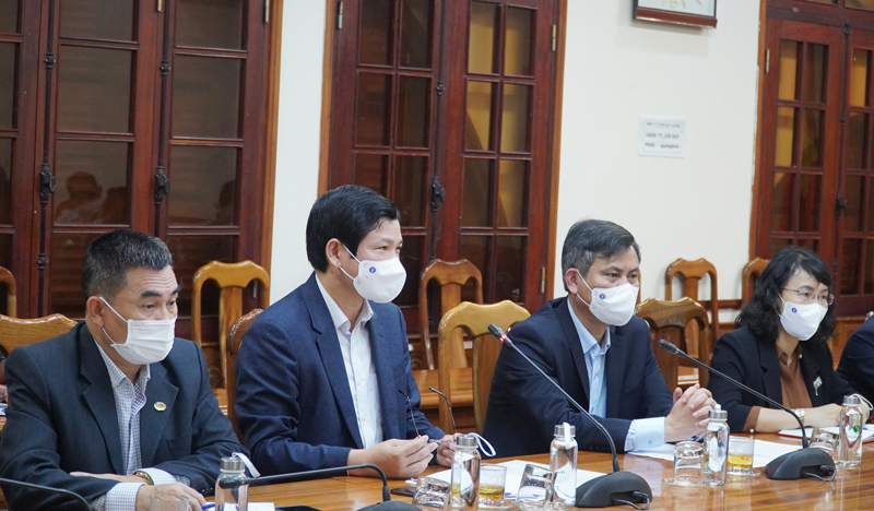 Đồng chí Phó Chủ tịch UBND tỉnh Hồ An Phong giới thiệu về tiềm năng, thế mạnh của tỉnh Quảng Bình với lãnh đạo Công ty Carlsberg Việt Nam.
