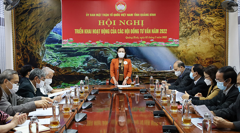 Đồng chí Chủ tịch Ủy ban MTTQVN tỉnh Phạm Thị Hân phát biểu tại hội nghị.