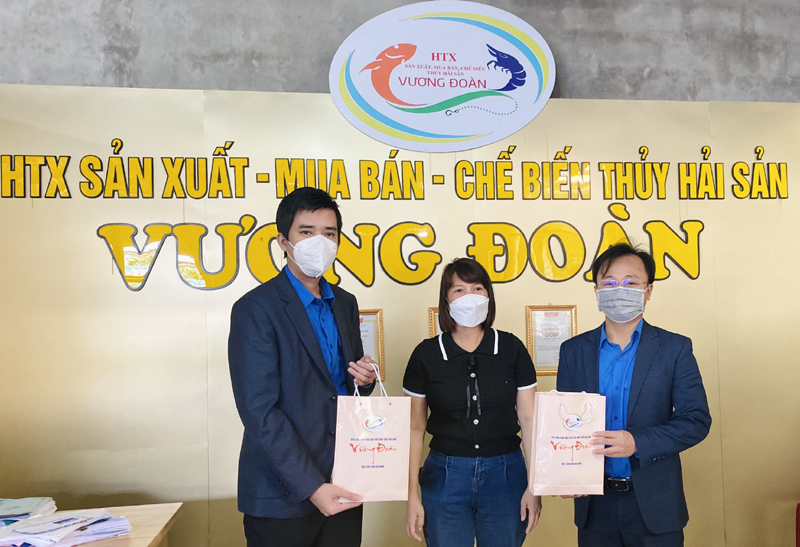 Thăm và tặng quà HTX Vương Đoàn.