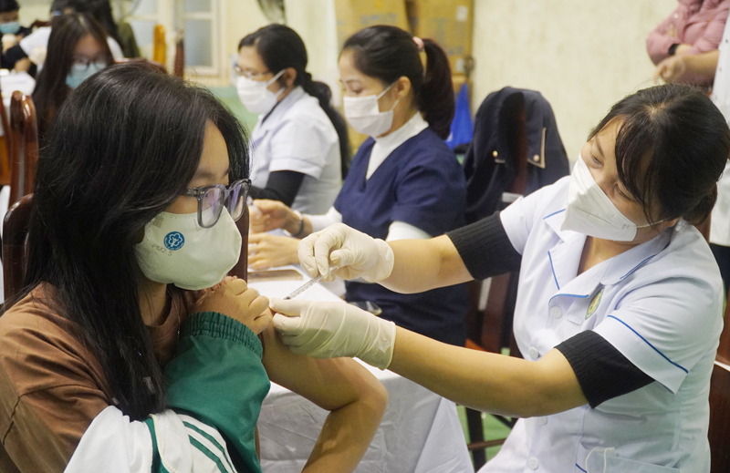Chỉ khi học sinh được tiêm vắc-xin phòng Covid-19 đầy đủ, thì việc đến trường học trực tiếp không còn là vấn đề đáng lo ngại.