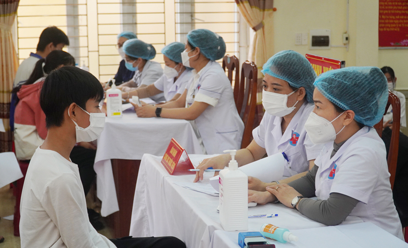 Ngành Y tế đề nghị các bậc phụ huynh tích cực phối hợp với cơ sở y tế để cho trẻ được tiêm vắc-xin phòng Covid-19 đầy đủ.