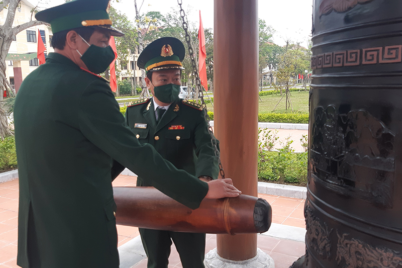 Thủ trưởng Bộ Chỉ huy BĐBP tỉnh thỉnh chuông tại Đền thờ Bác Hồ và các Anh hùng liệt sỹ.
