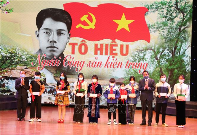 Lãnh đạo UBND tỉnh Sơn La và Hội Khuyến học tỉnh Sơn La trao học bổng Tô Hiệu cho các em học sinh có hoàn cảnh khó khăn, đạt thành tích xuất sắc trong học tập.