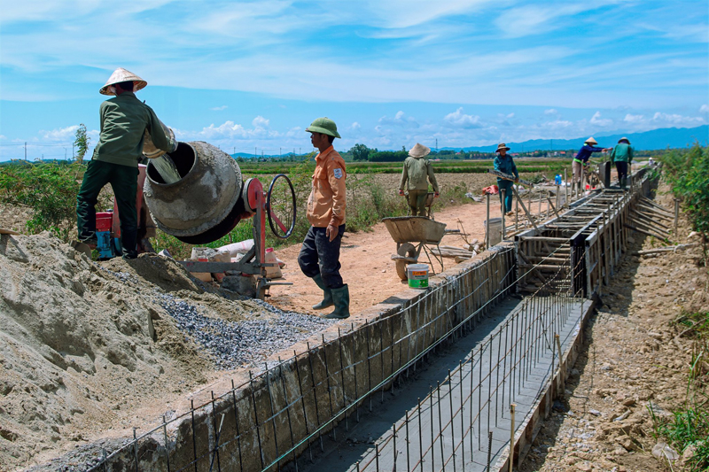 Xây dựng kênh mương nội đồng ở huyện Lệ Thuỷ.