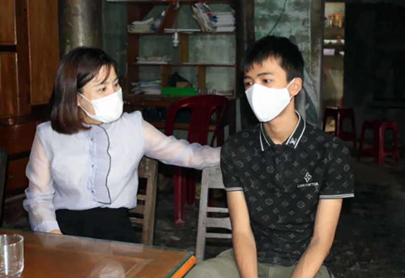Chú thích: Đồng chí Diệp Thị Minh Quyết thăm, tặng quà cháu Trần Gia Hưng, sinh năm 2006 tại xã Trường Xuân, huyện Quảng Ninh.