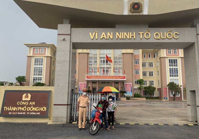 Vợ chồng chị Giàng Thị Sỳ và anh Hờ Mí Giàng đến Công an TP. Đồng Hới nhận lại phương tiện và cảm ơn sự hỗ trợ, giúp đỡ của các CBCS.