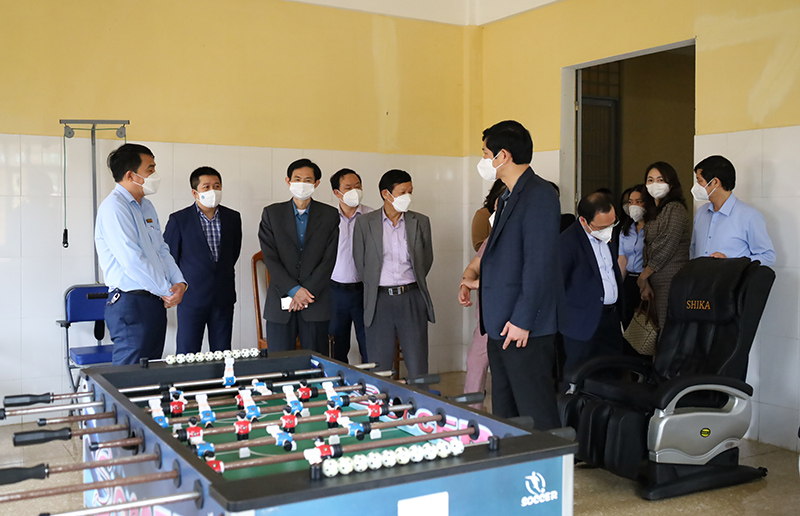 Đồng chí Phó Chủ tịch UBND tỉnh kiểm tra cơ sở vật chất tại trung tâm. 