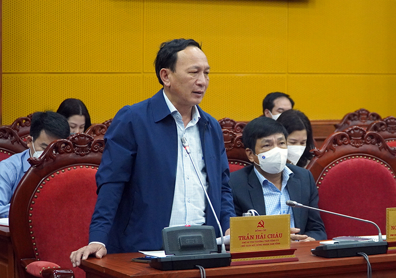Đồng chí Trần Hải Châu, Phó Bí thư Thường trực Tỉnh ủy, Chủ tịch HĐND tỉnh phát biểu tại buổi họp.