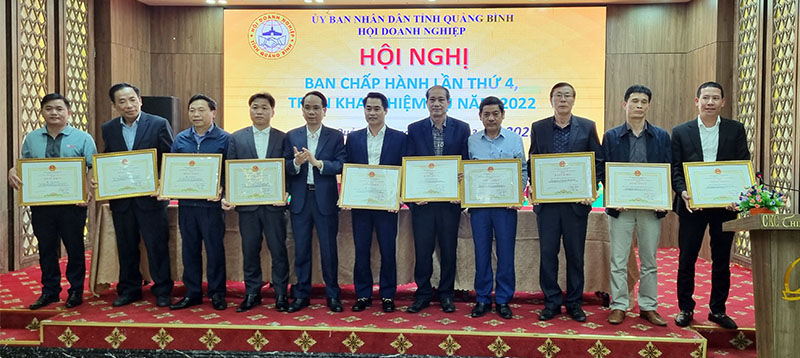 Các cá nhân, tập thể nhận bằng khen của Chủ tịch UBND tỉnh