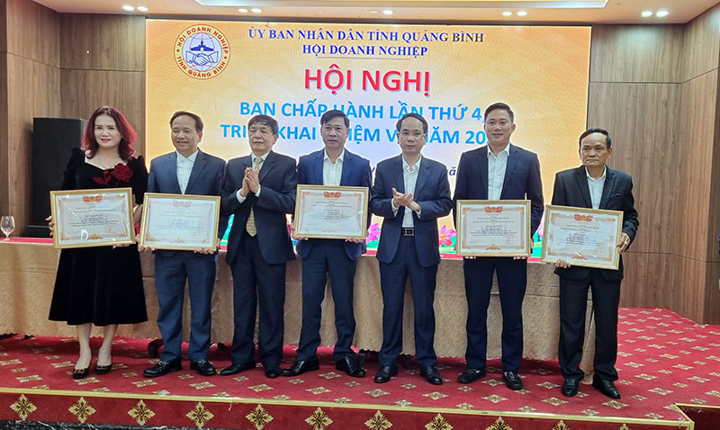 Các cá nhân, tập thể nhận bằng khen của Ban Thường vụ Hiệp hội Doanh nghiệp nhỏ và vừa Việt Nam