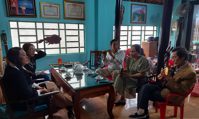 Các CLB văn hóa văn nghệ trên địa bàn huyện Lệ Thủy thường xuyên tập luyện, góp phần nâng cao đời sống tinh thần cho người dân. (Ảnh chụp trước thời điểm dịch Covid-19 bùng phát)