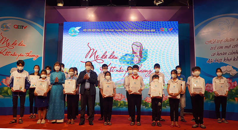 Đồng chí Phó Bí thư Thường trực Tỉnh ủy Trần Hải Châu và Chủ tịch Hội LHPN tỉnh Diệp Thị Minh Quyết tặng quà cho các cháu mồ côi