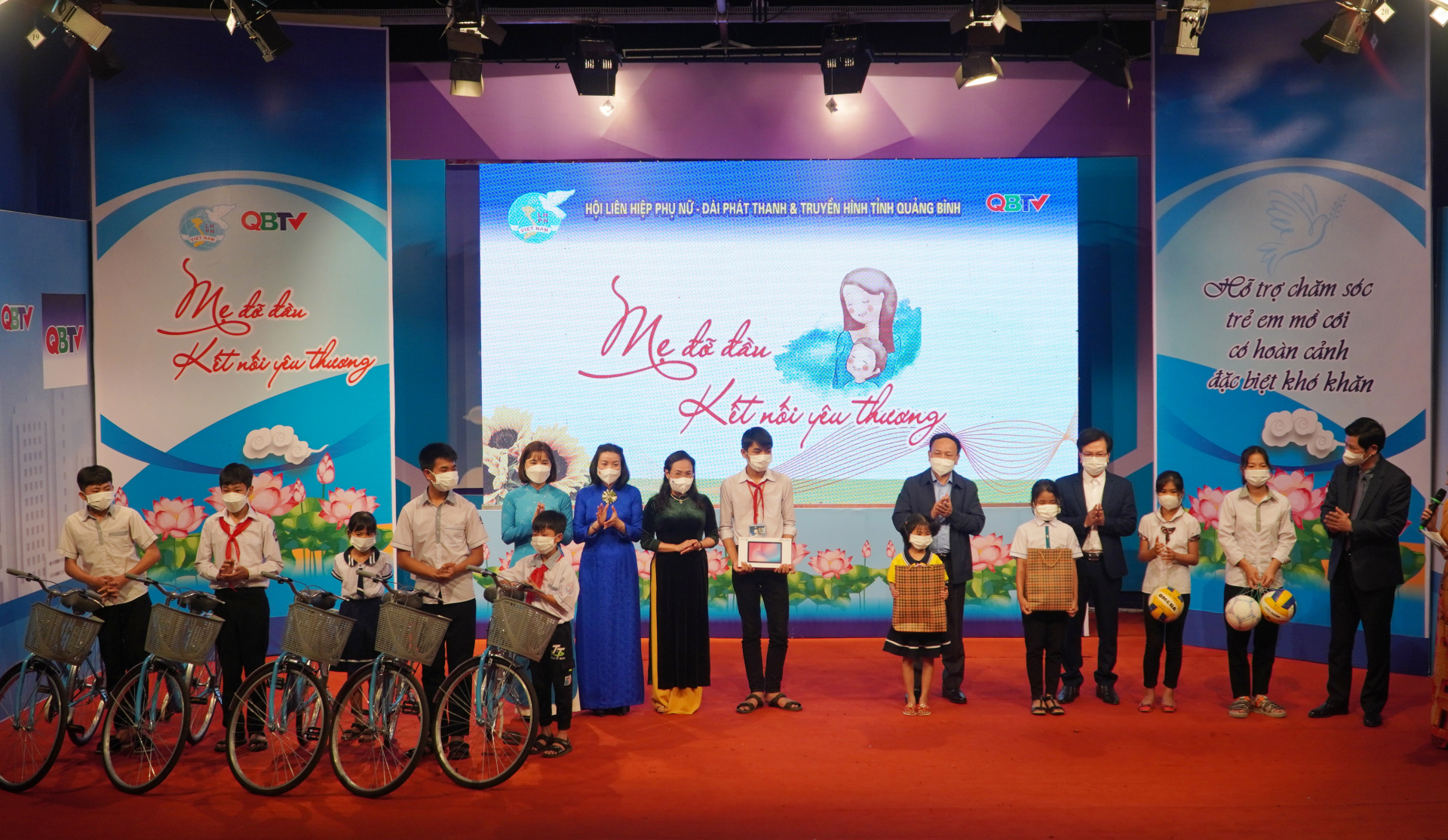 Các đồng chí lãnh đạo tỉnh tặng quà cho các cháu mồ côi