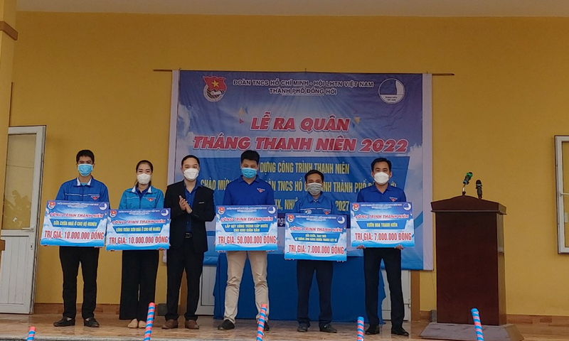 Thành đoàn Đồng Hới trao biển đảm nhận các công trình trong tháng thanh niên cho 5 đơn vị.