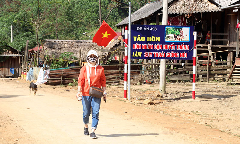 Pano tuyên truyền nguy cơ do tảo hôn, hôn nhân cận huyết thống được bố trí ở vùng đồng bào dân tộc thiểu số.