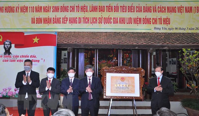 Bộ Văn hóa Thể thao và Du lịch trao Bằng công nhận di tích Quốc gia Khu lưu niệm đồng chí Tô Hiệu cho tỉnh Hưng Yên. (Ảnh: Mai Ngoan/TTXVN)
